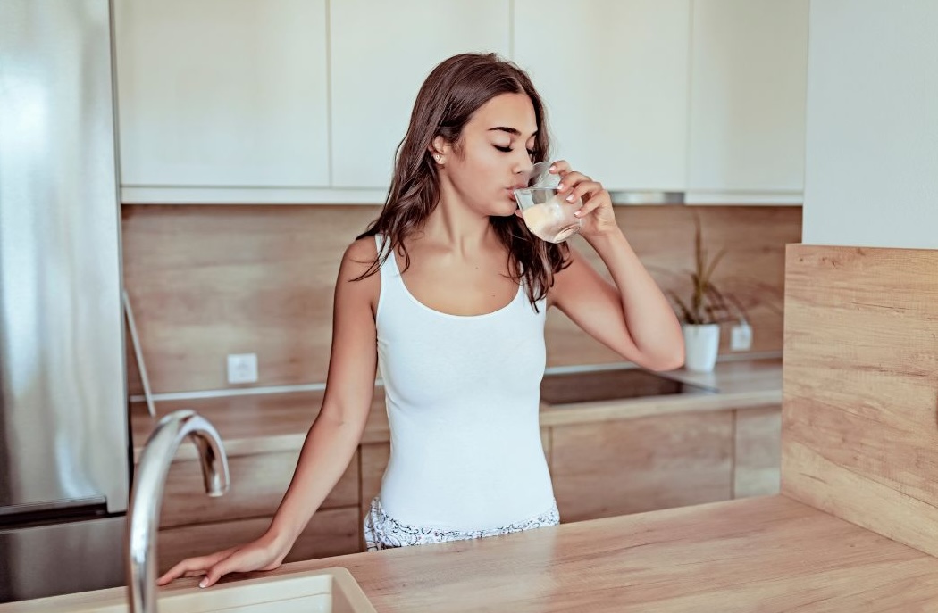 woman drinking plenty of water to get rid of a UTI